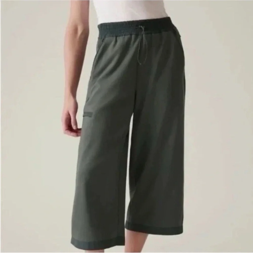 Athleta Triumph Hybrid Wide Leg Cropped Pant Sz M Bali Green Stretch Athleisure - Picture 1 of 8